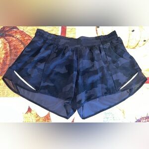 Lululemon black/grey camo pull-on stretch waist Hotty Hot shorts Size 12 Tall